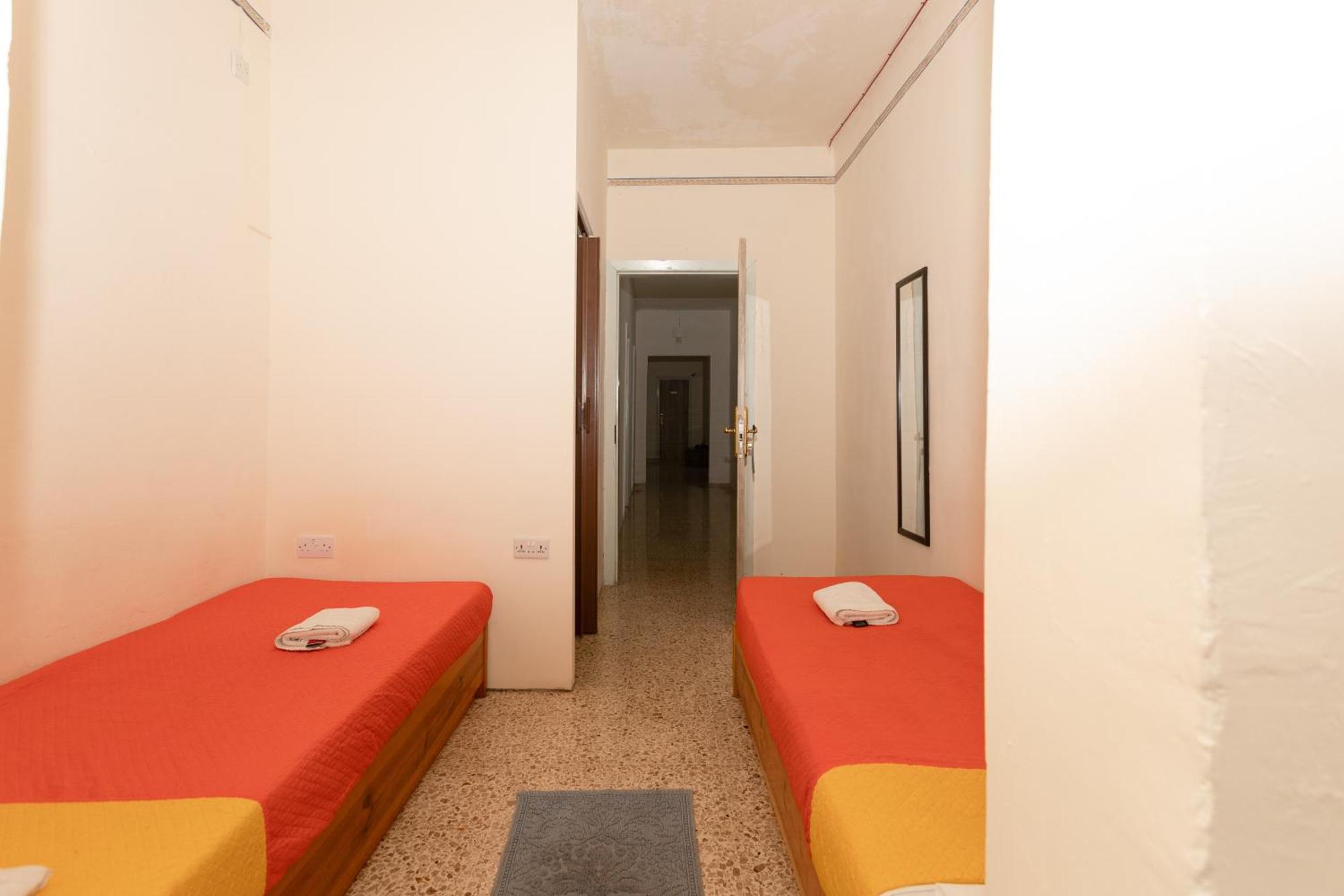 Tarona Guesthouse St. Paul's Bay Bilik gambar